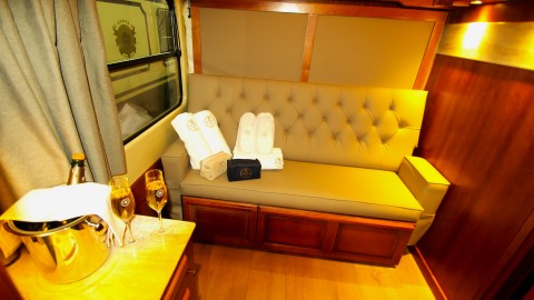 Costa Verde Expres cabina día con sofá y detalles